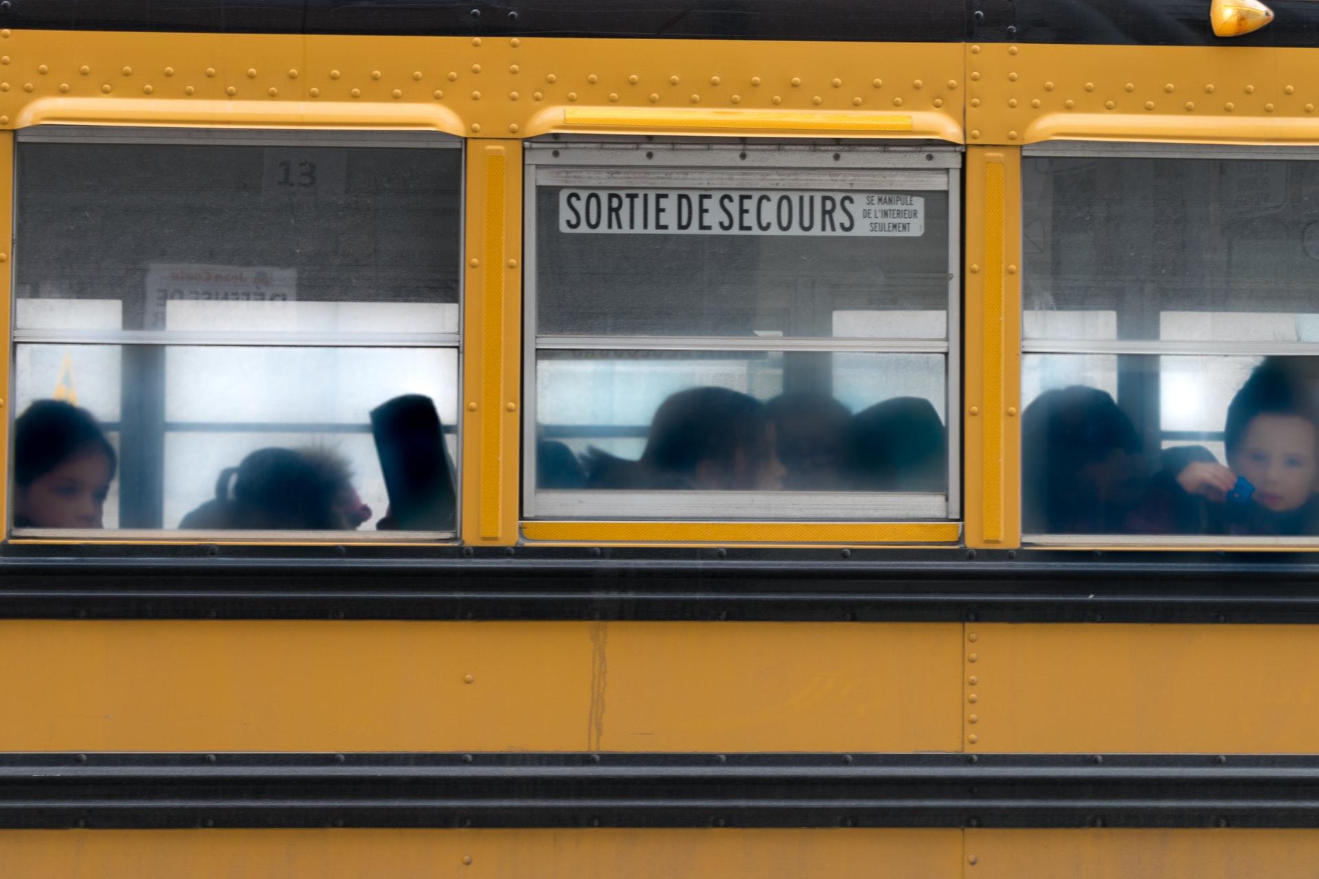 enfants dans un autobus scolaire jaune