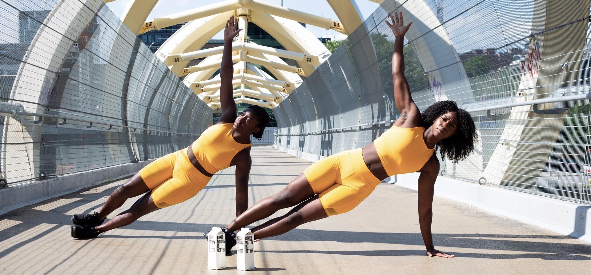 deux femmes qui s'entrainent à l'extérieur