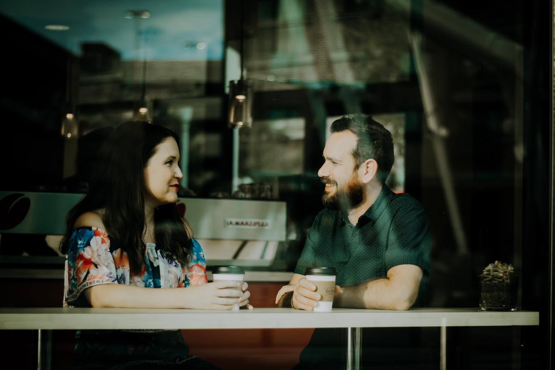Homme et femme discutent dans un café