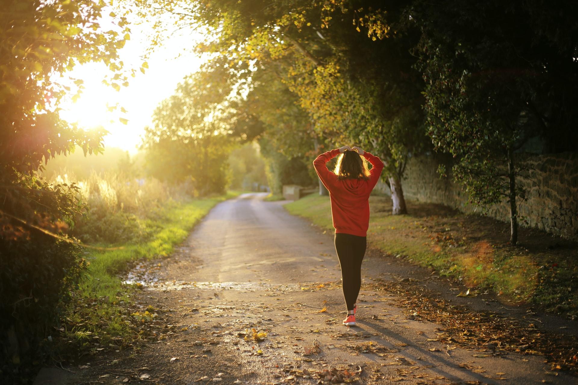 jeune femme footing dans un parc