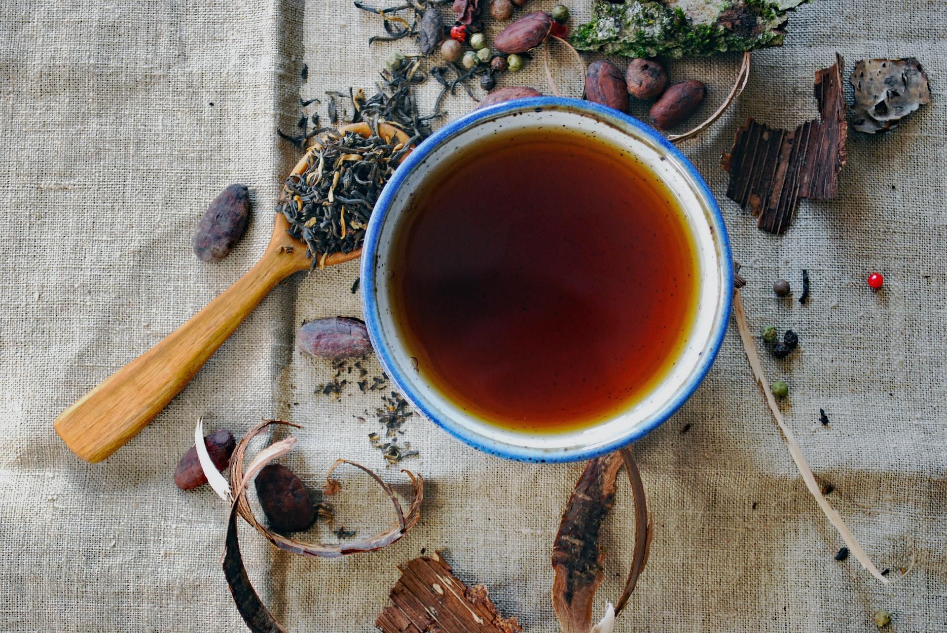 tasse de thé au milieux d'herbes