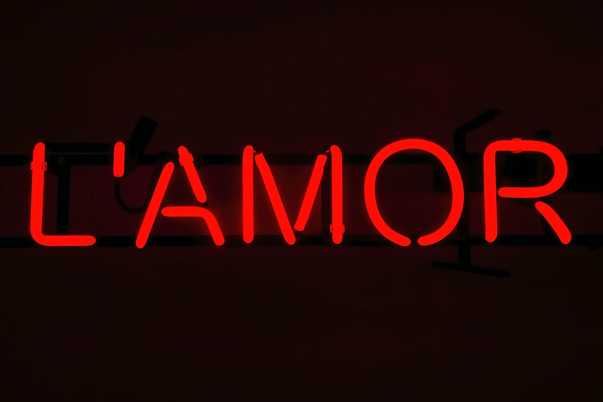 "LAMOR" écrit en rouge