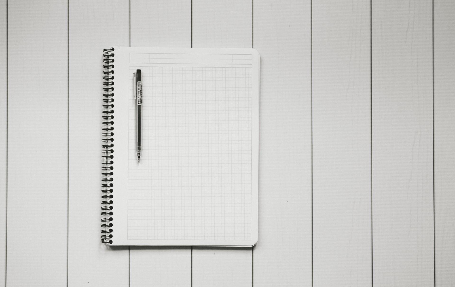cahier d'exercices posé sur une table
