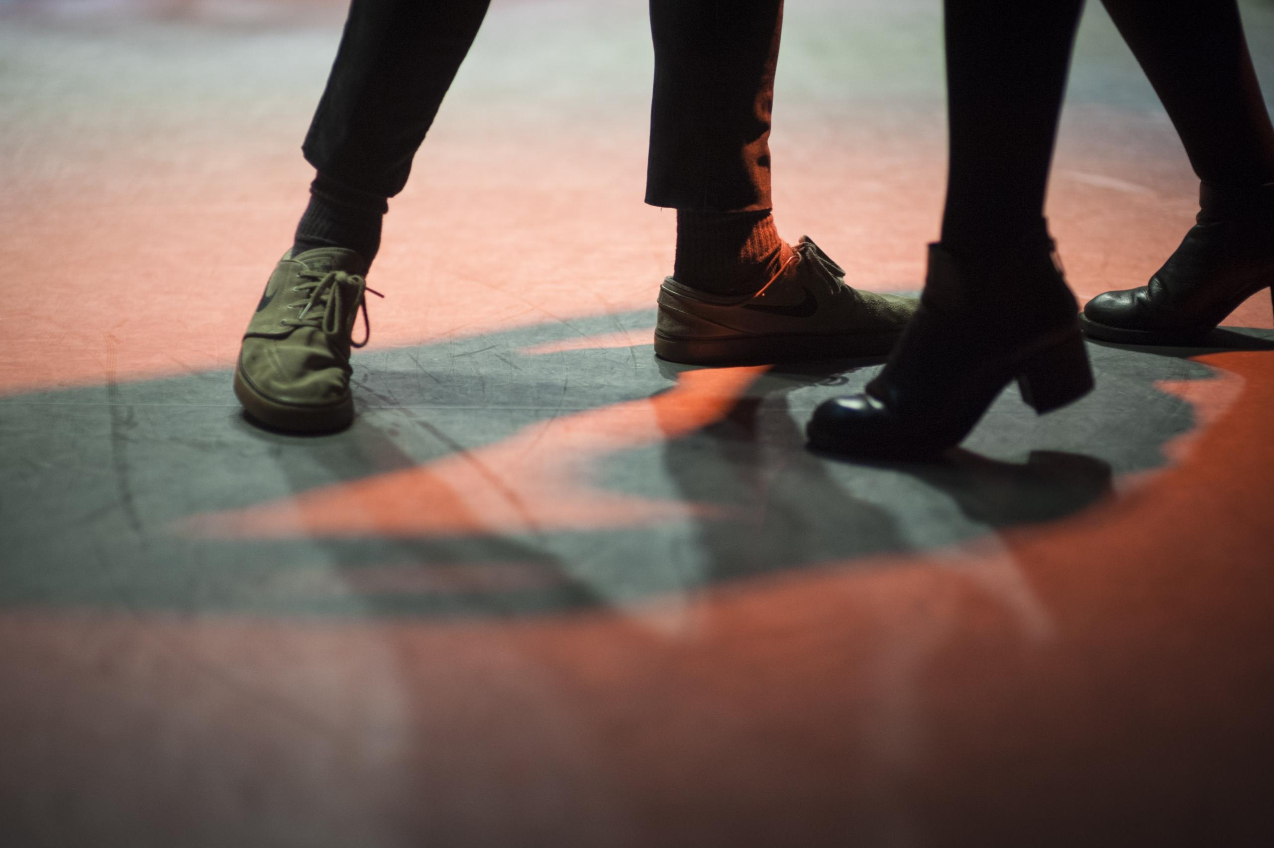 pieds des personnes qui prennent un cours de danse
