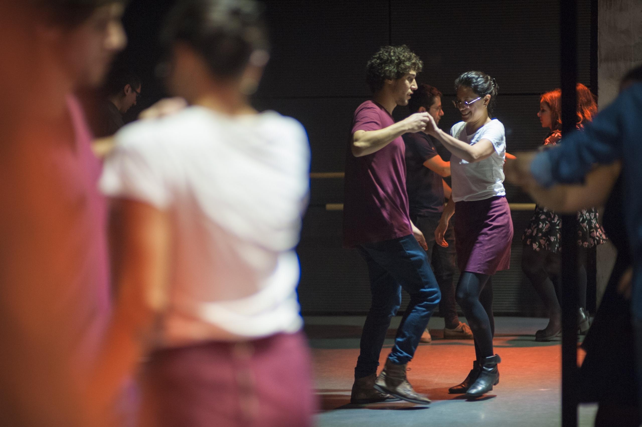 Deux personnes dansent la salsa dans un cours de groupe