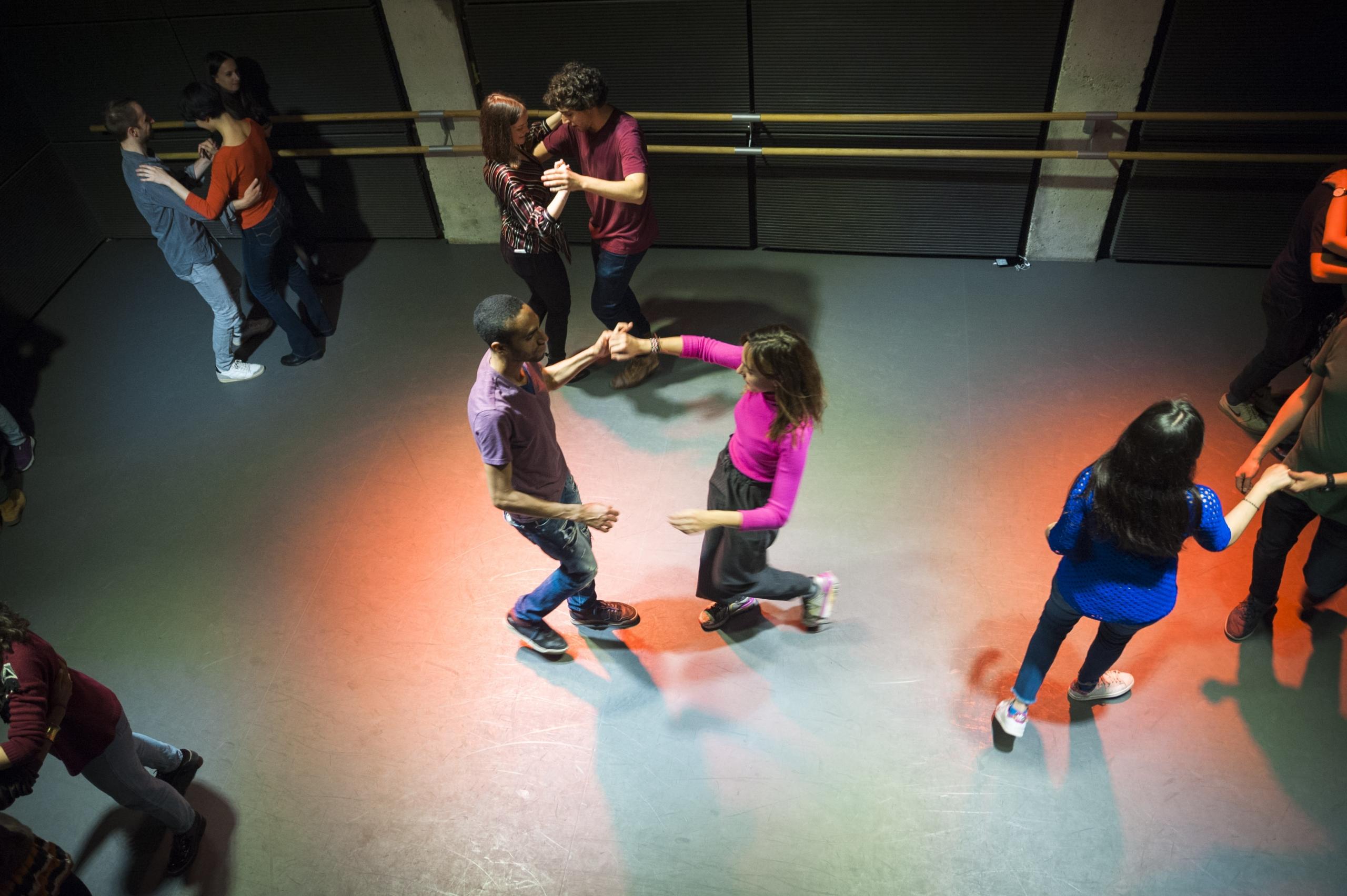 groupe de personnes en cours de danse