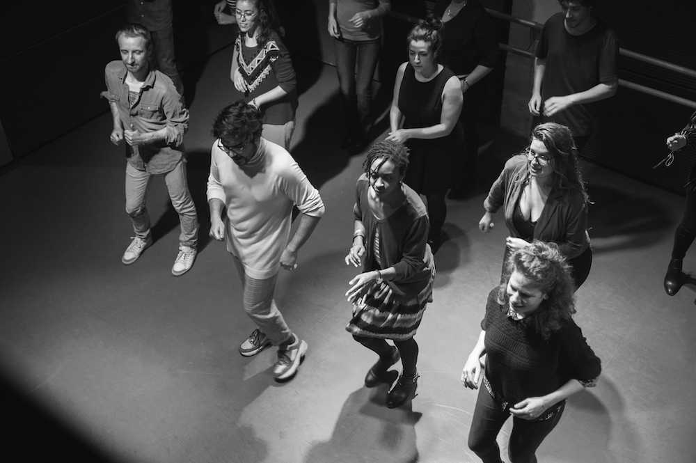 hommes et femmes en cours de groupe