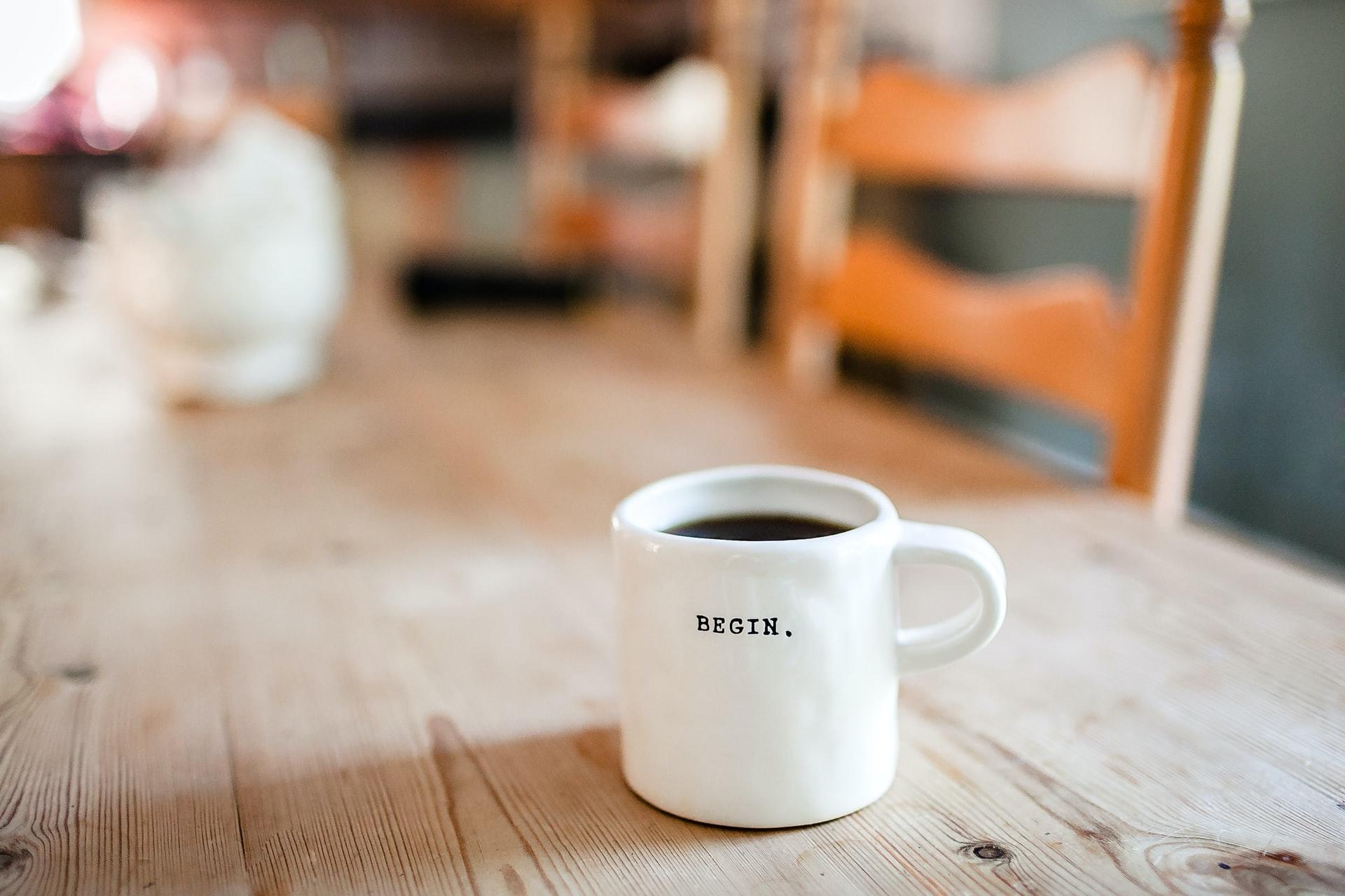 tasse "begin" sur table