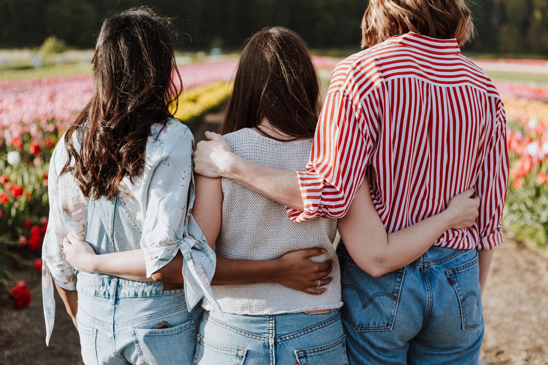 trois jeunes femmes de dos