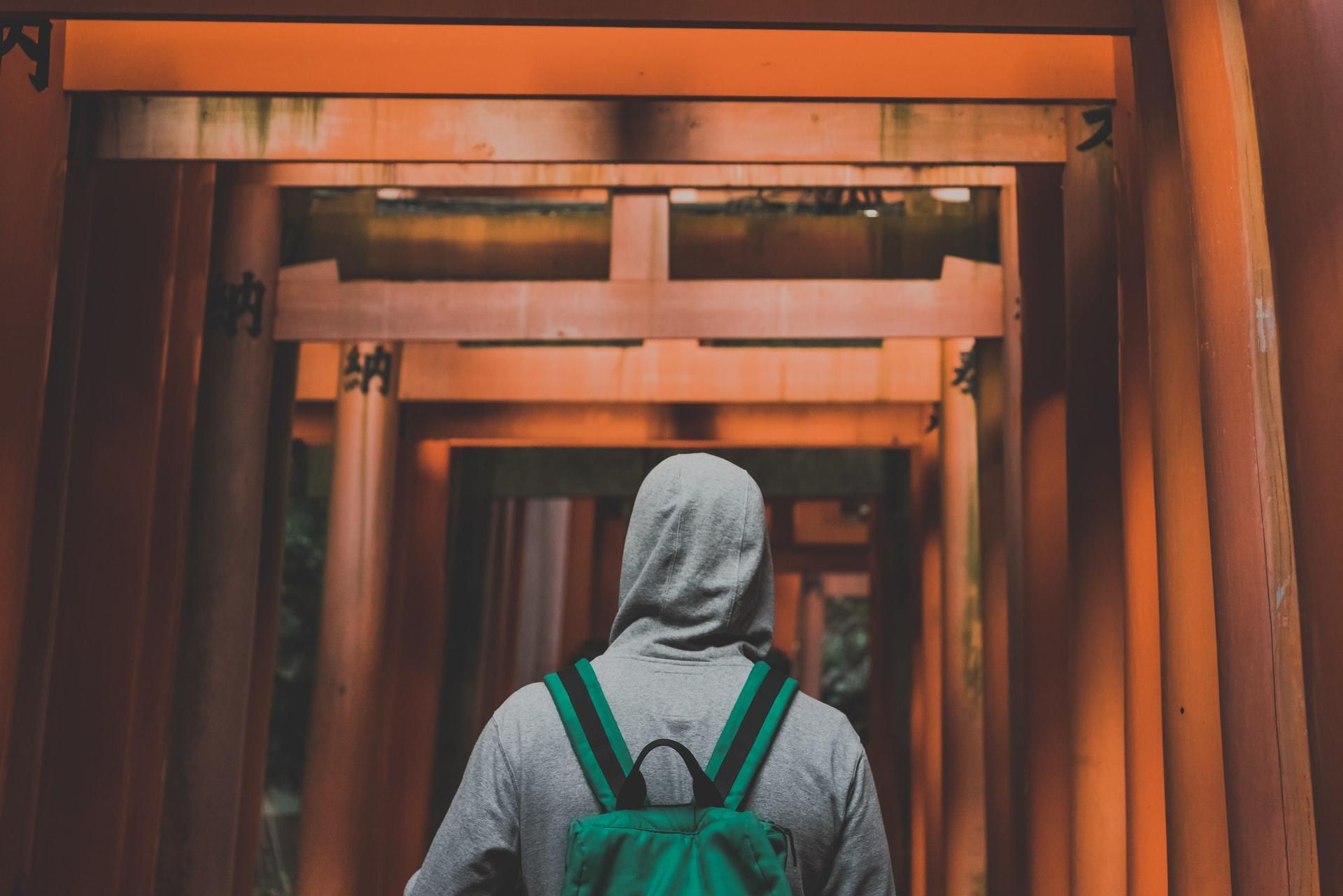 jeune avec son sac à dos vert