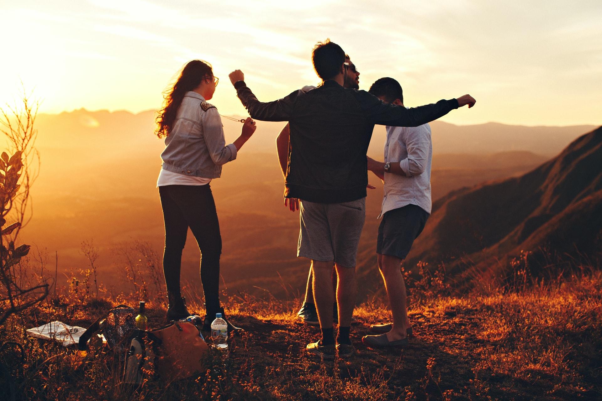 jeunes heureux sur les collines