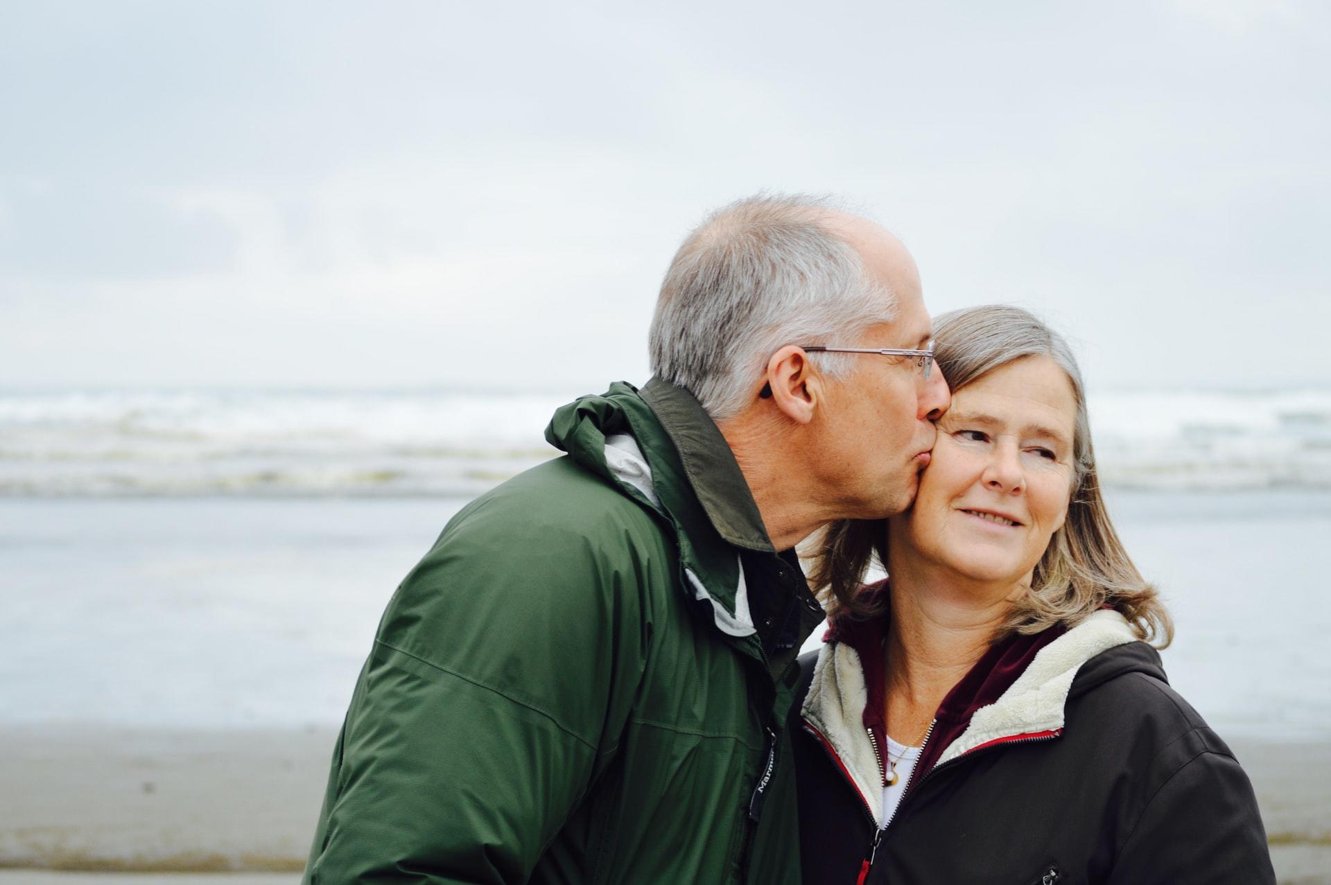 couple âgé sur la plage