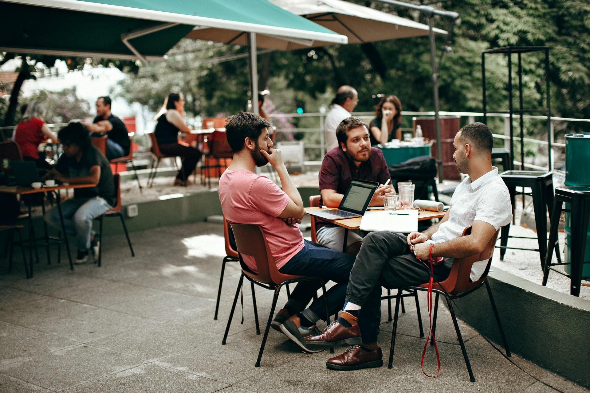 trois hommes dans un café