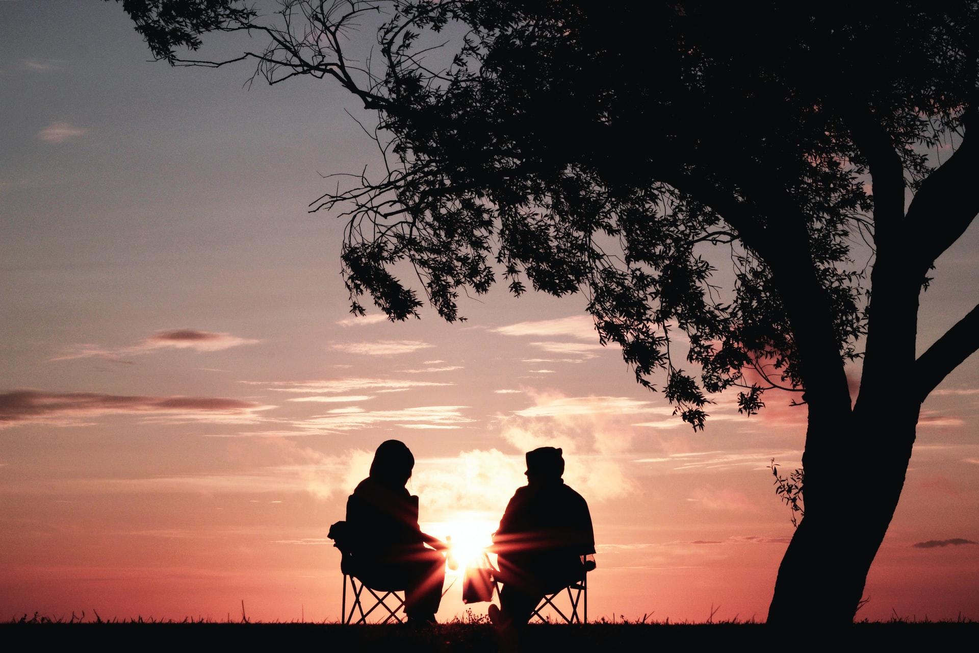 couple contemplant le coucher du soleil