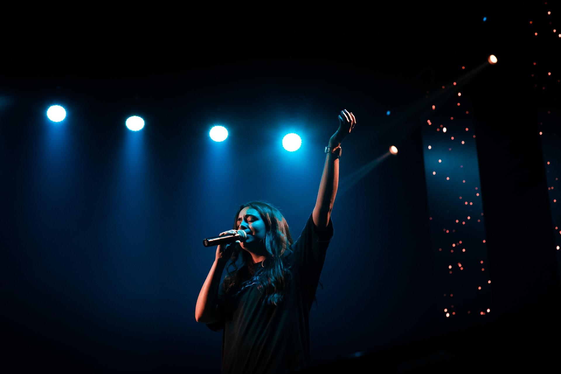 Femme qui chante sur scene
