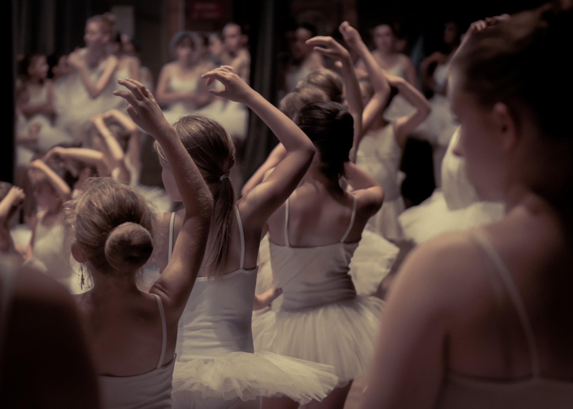 jeunes filles en tenue de ballet