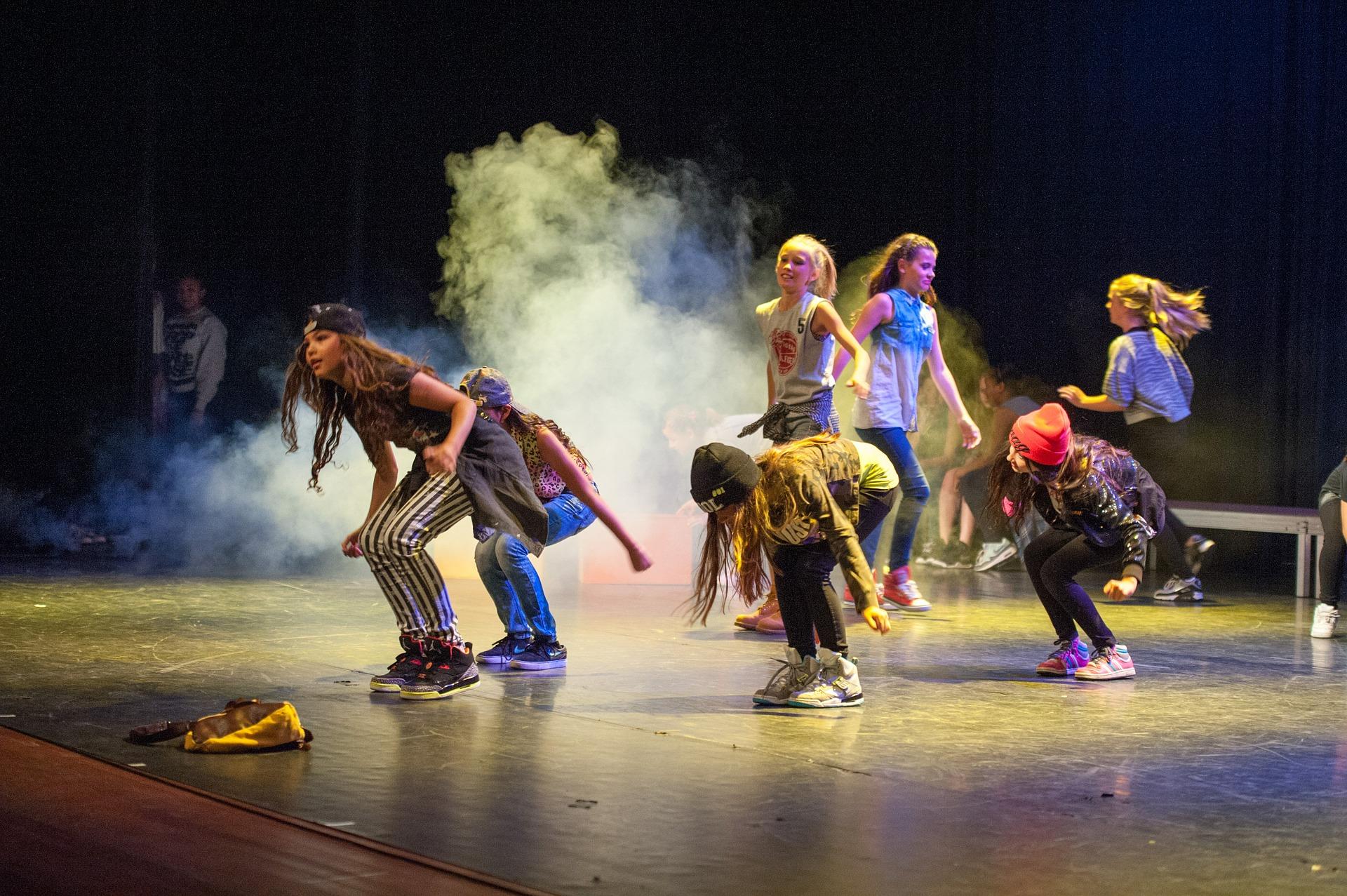 Des enfants donnent un spectacle de hip hop sur scène.