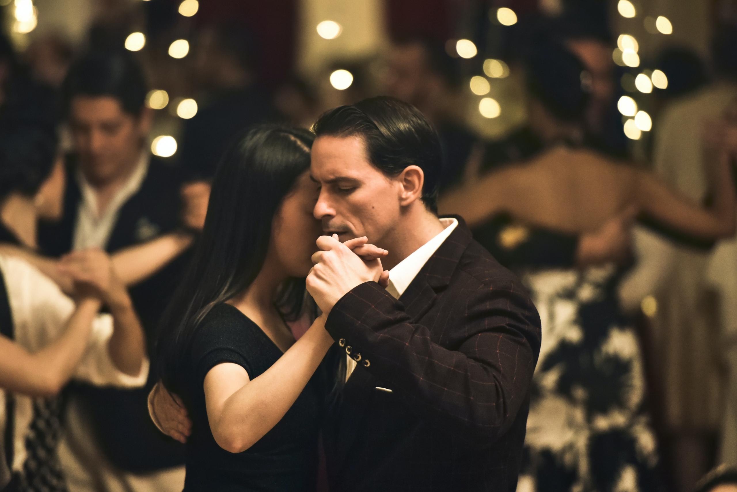 Un couple danse le tango lors d'une milonga.