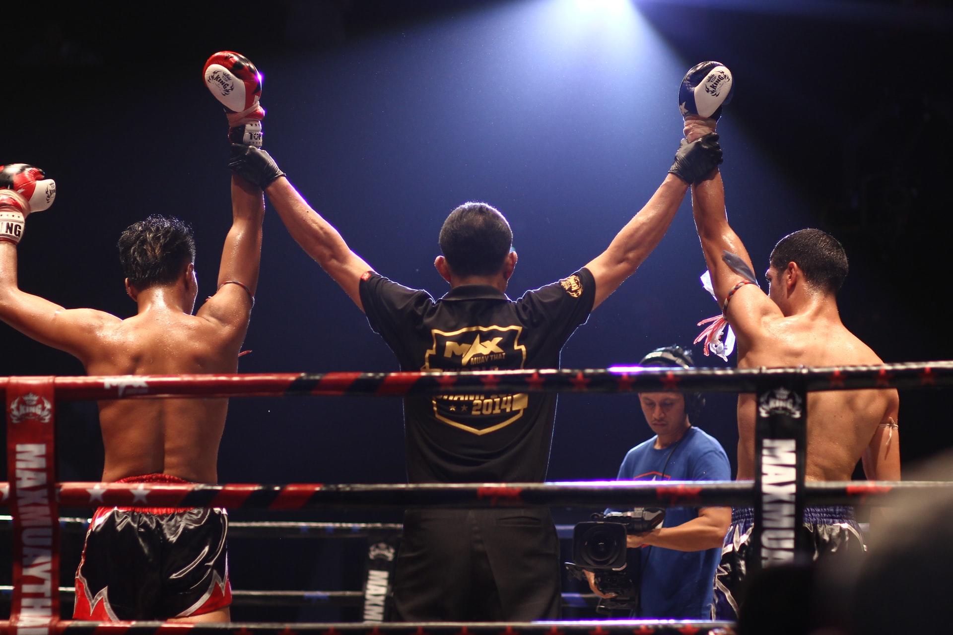 adversaires combat de boxe avec arbitre