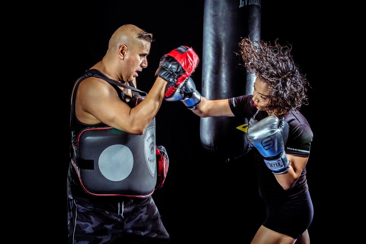 femme boxe avec coach gants