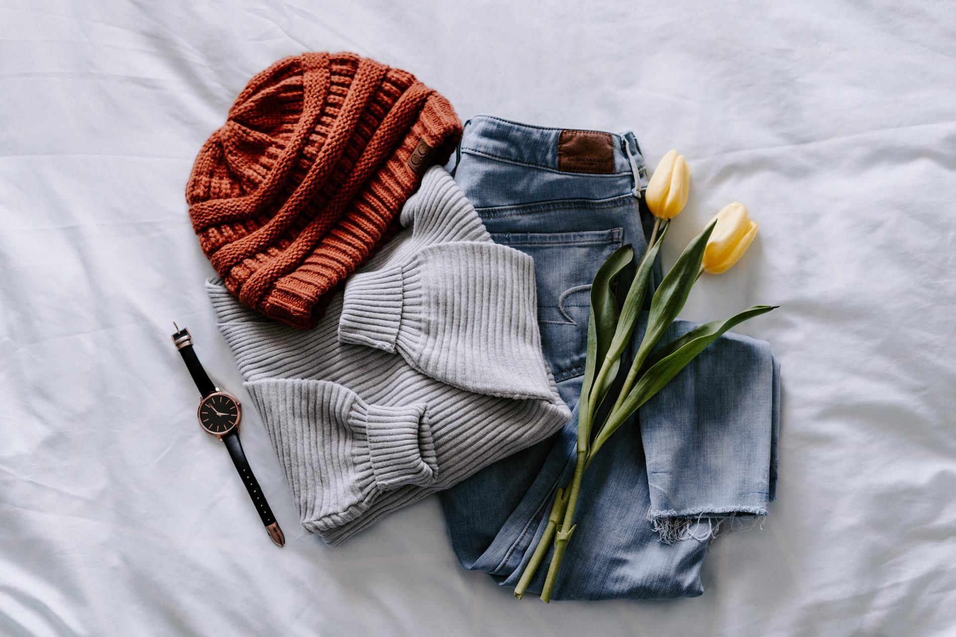 bonnet vêtements couture sur lit