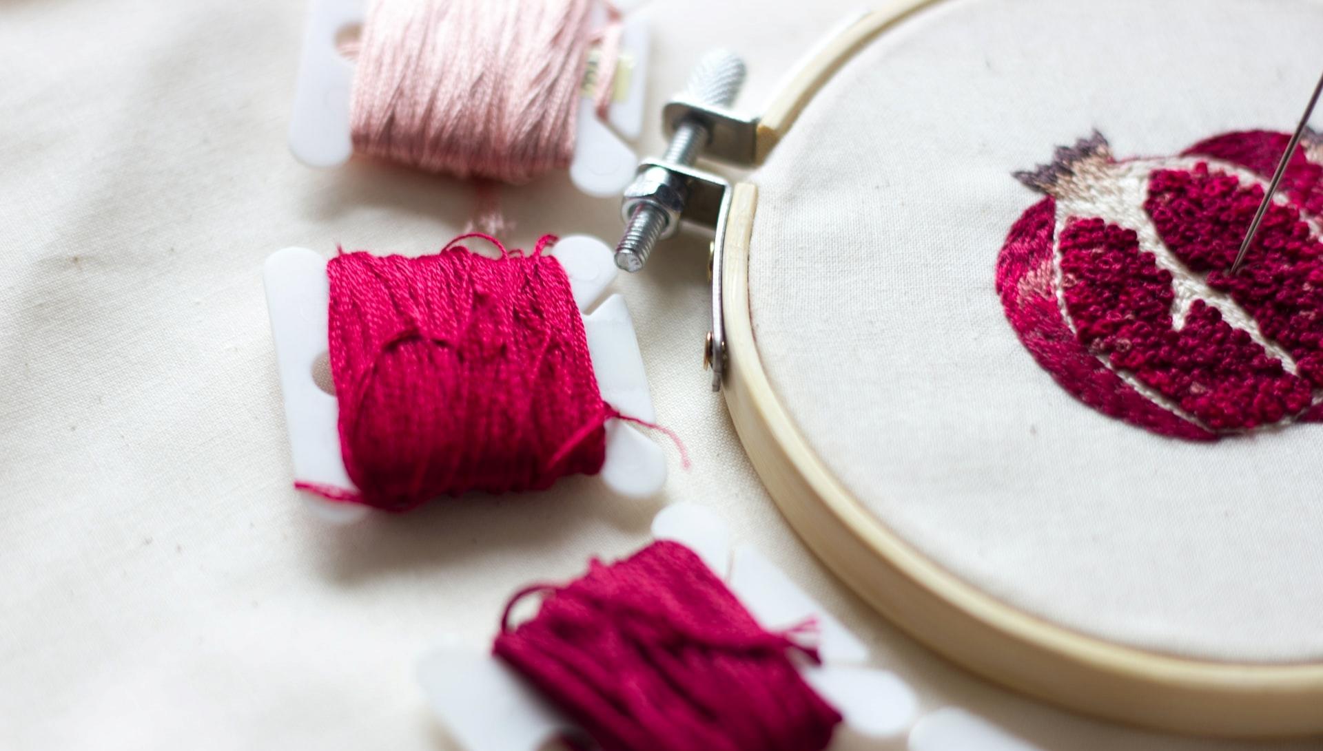 broderie couture fils rouges
