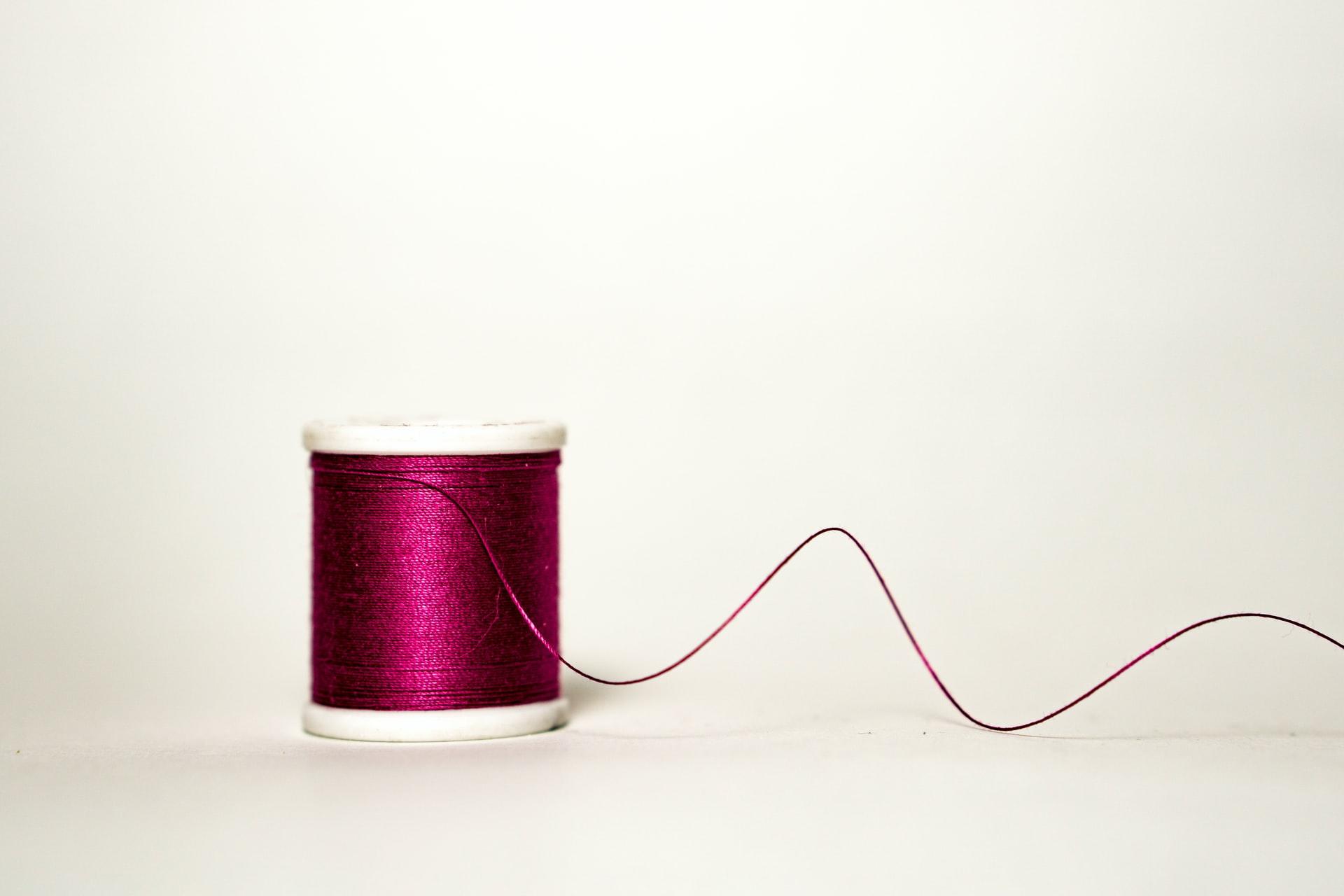 couture fil rouleau rouge