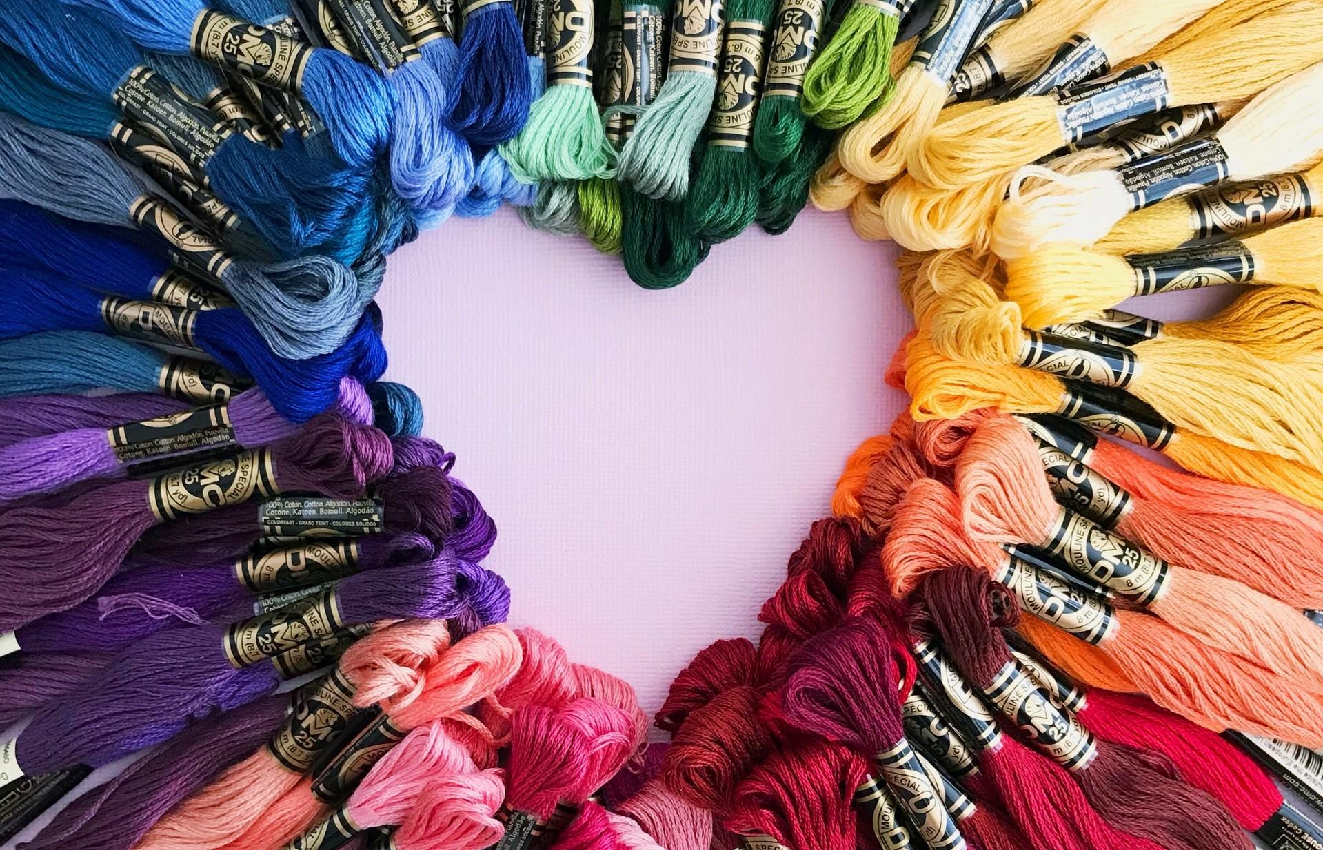 fils de couture couleurs formant coeur