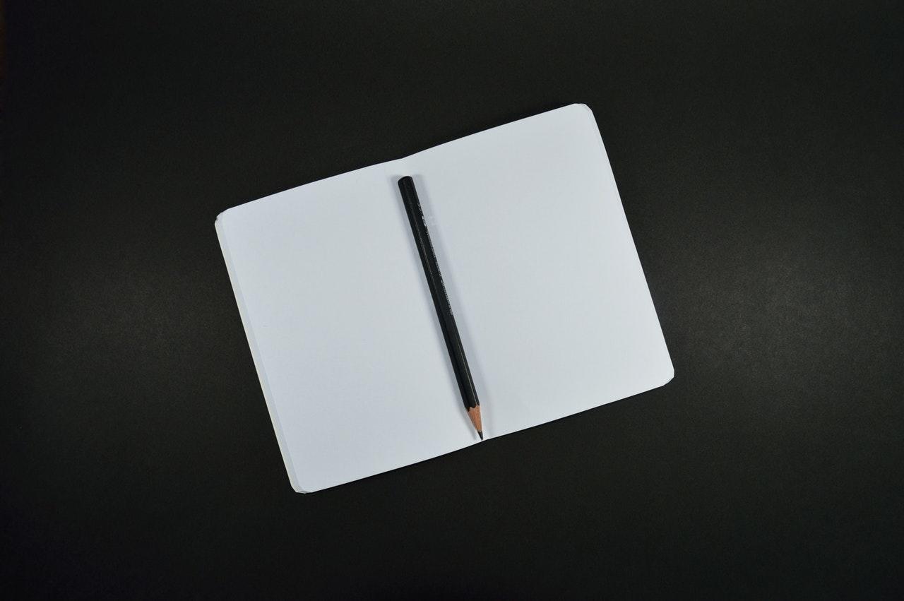 crayon dans carnet blanc