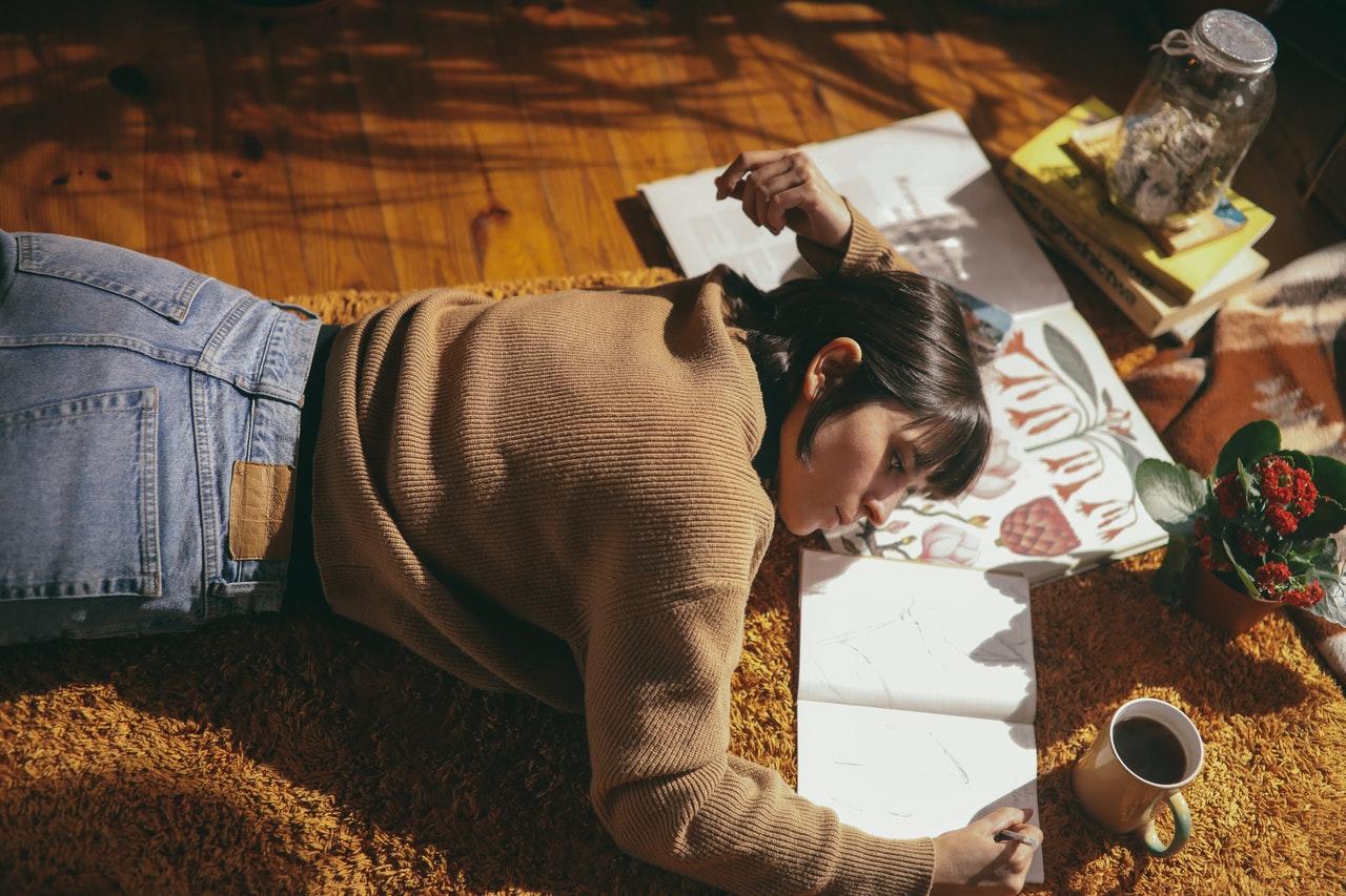 jeune femme dessinant par terre
