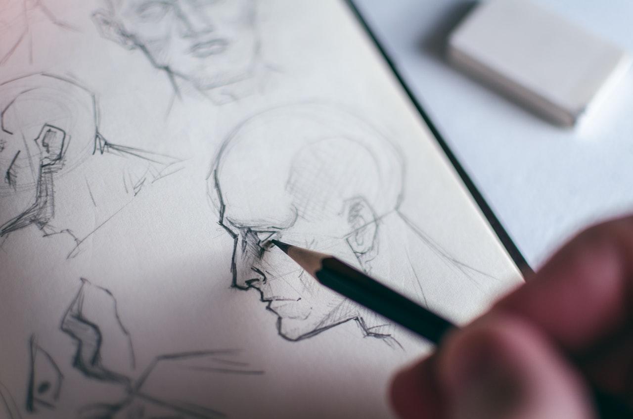dessins du visage d'un homme chauve