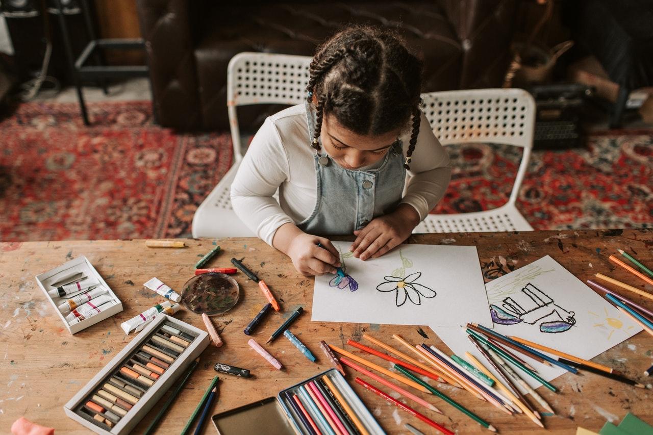 petite fille dessinant
