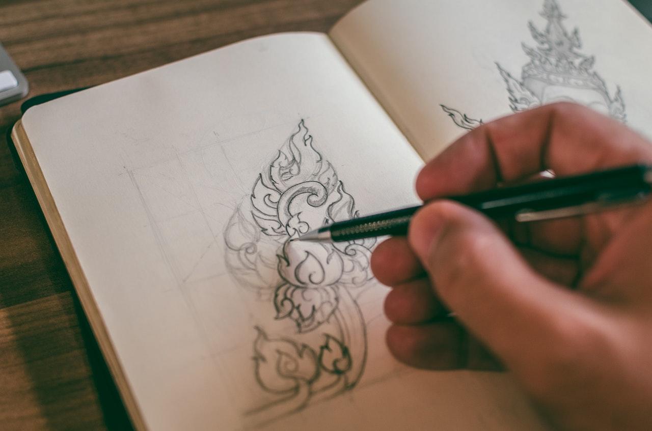 personne dessinant dans un carnet