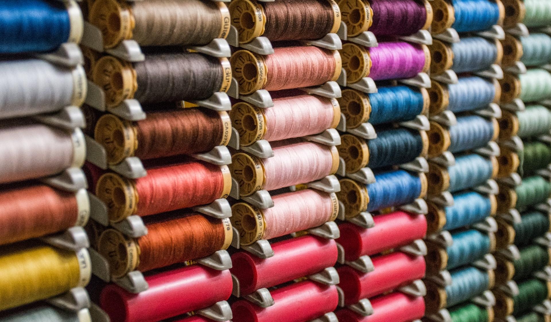 étagère rouleaux fils couture