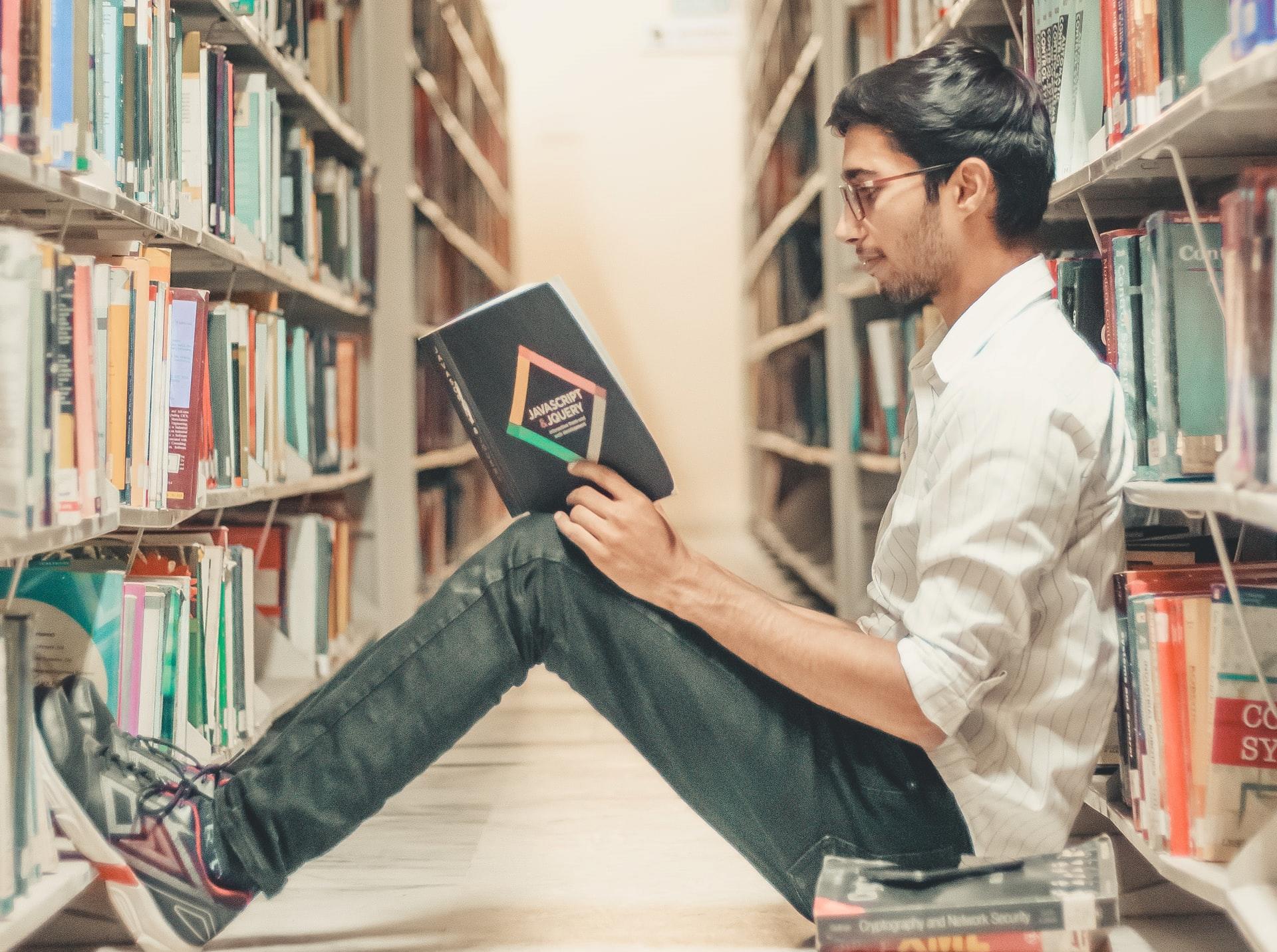 étudiant informatique bibliothèque