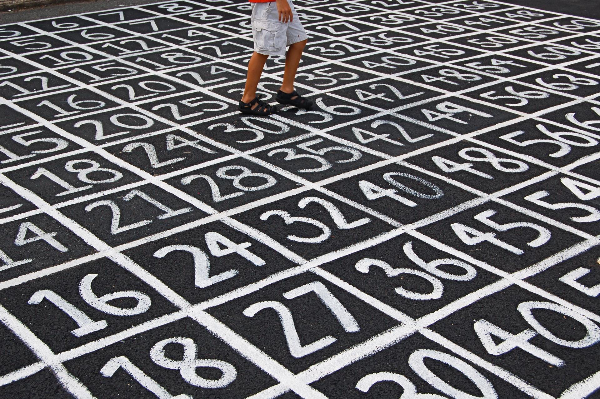 sol noir avec des numéros en blanc