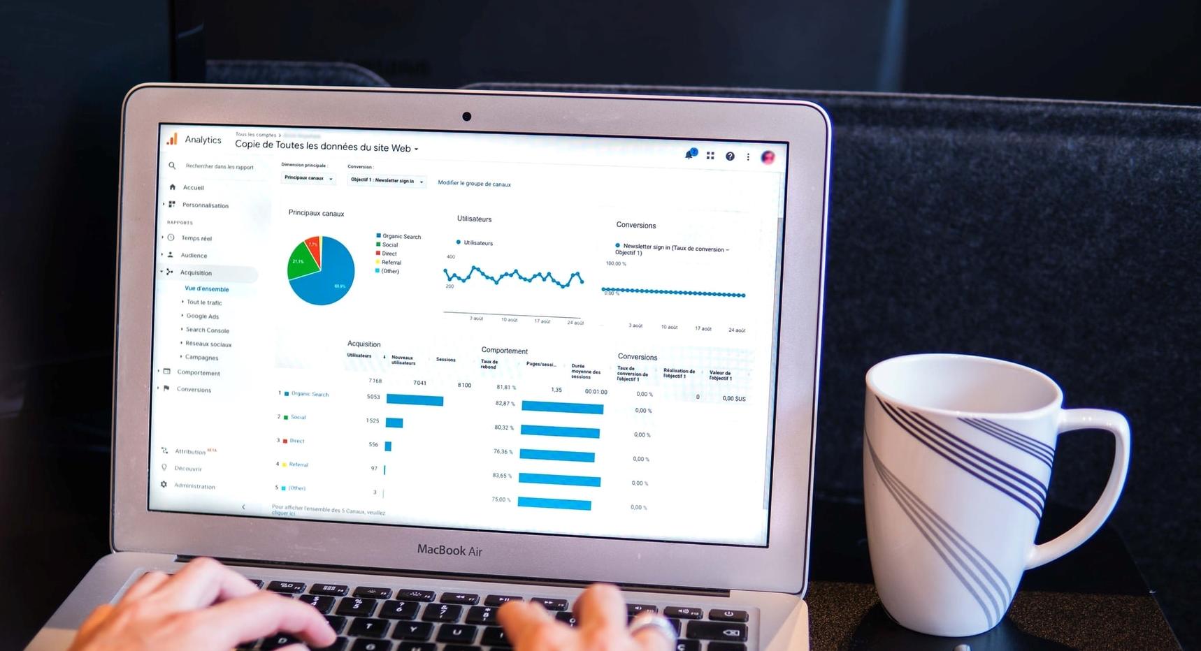 ordinateur-statistiques-tasse