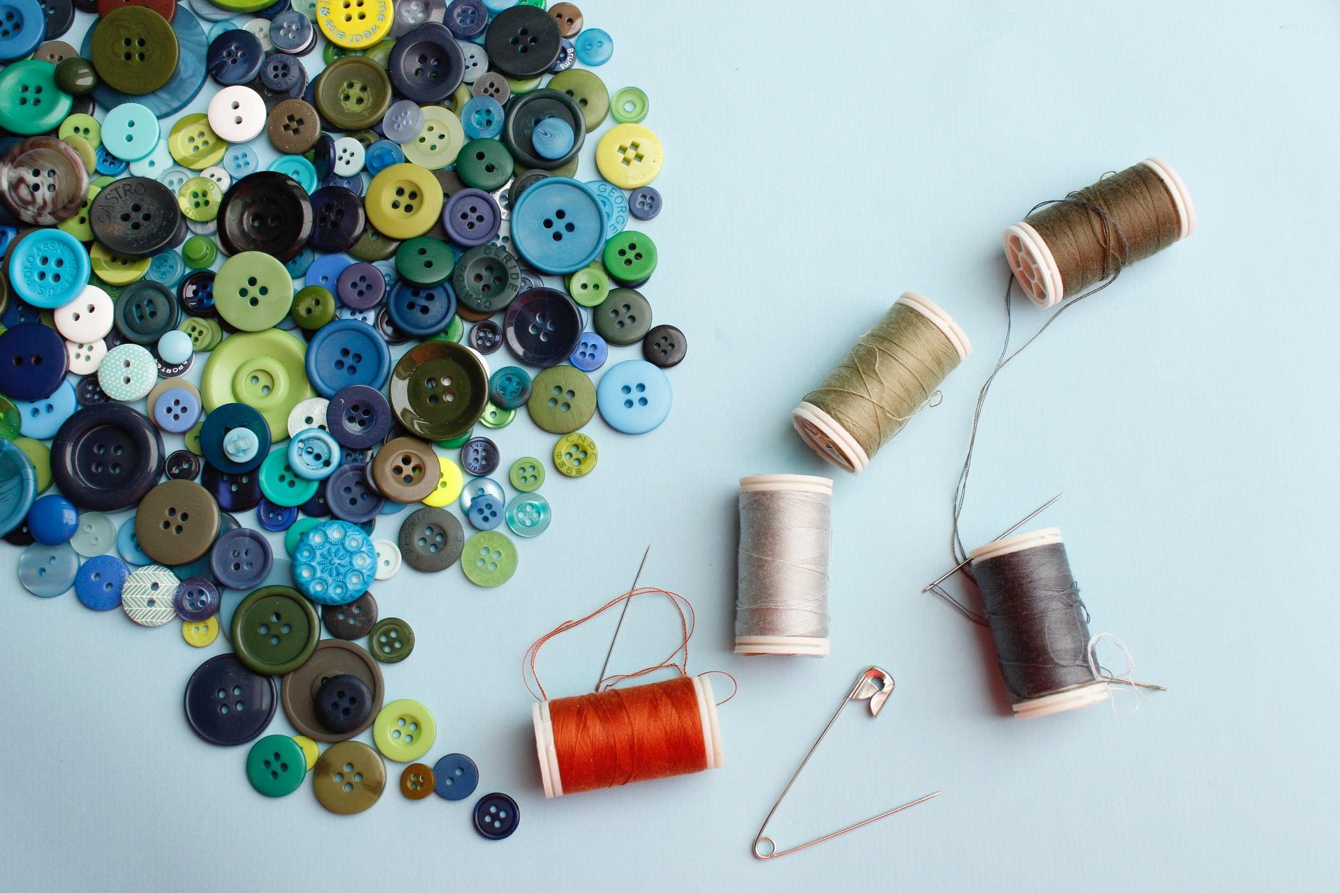 rouleaux fils table atelier boutons