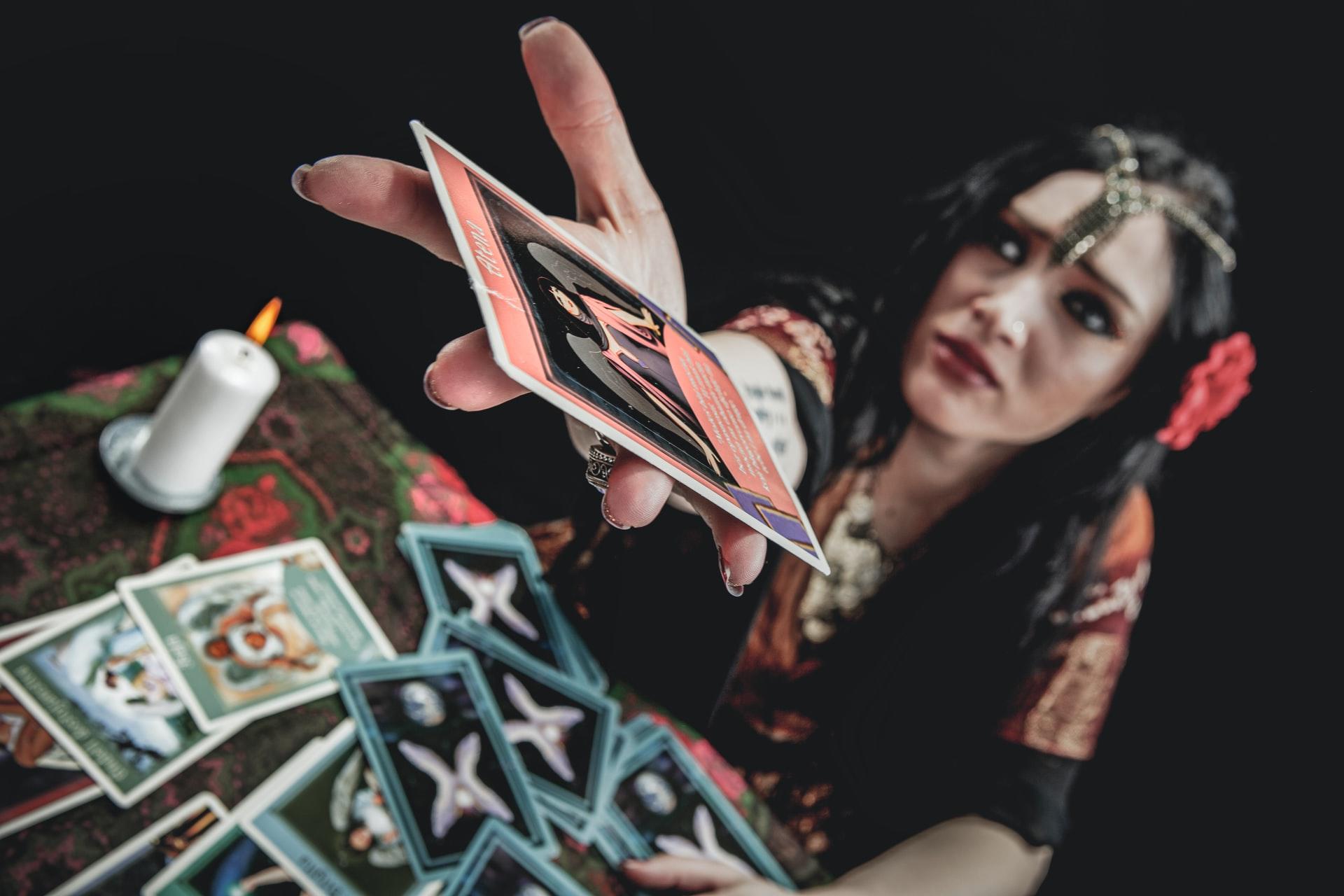 femme avec jeux de cartes