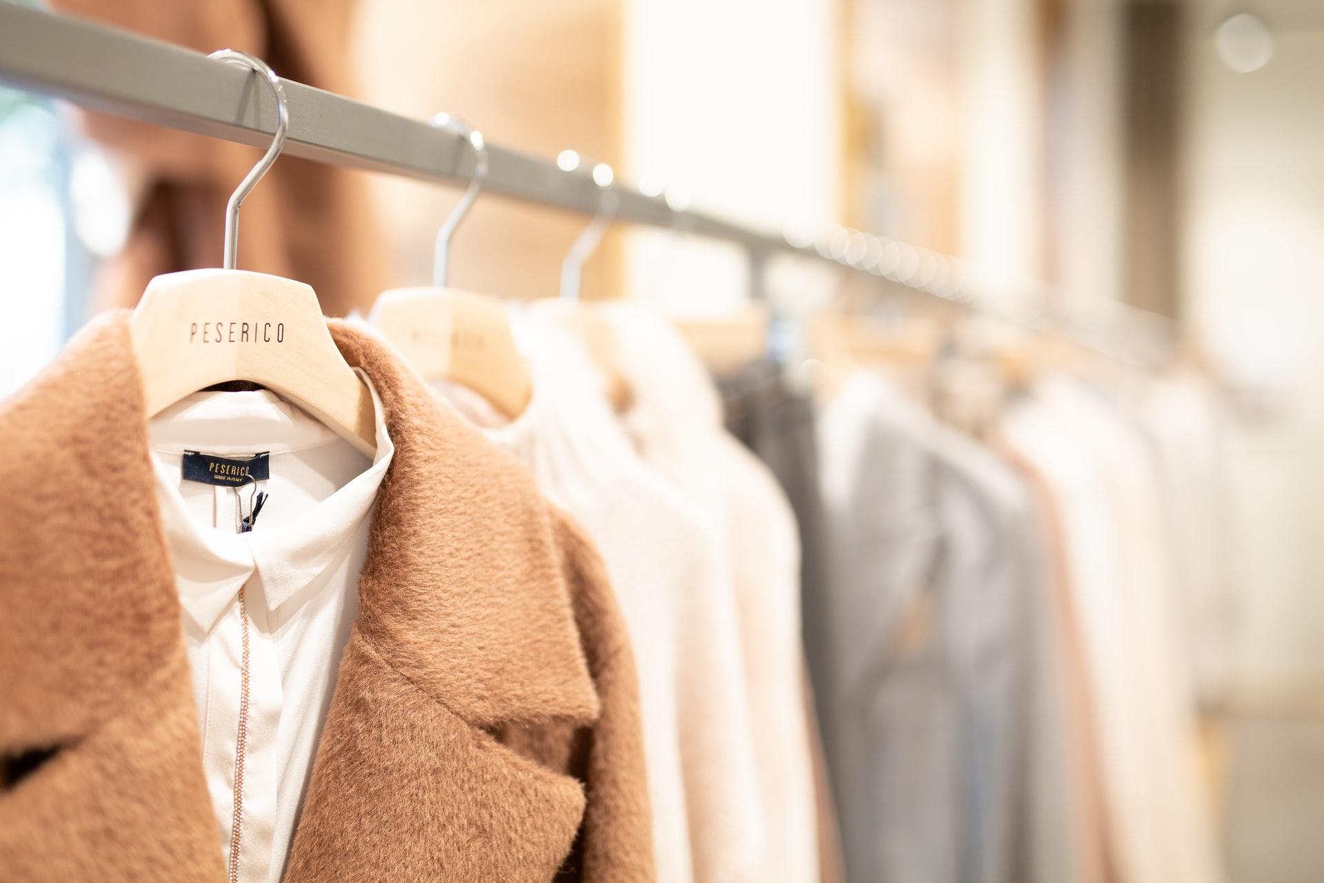 vêtements sur cintres magasin couture