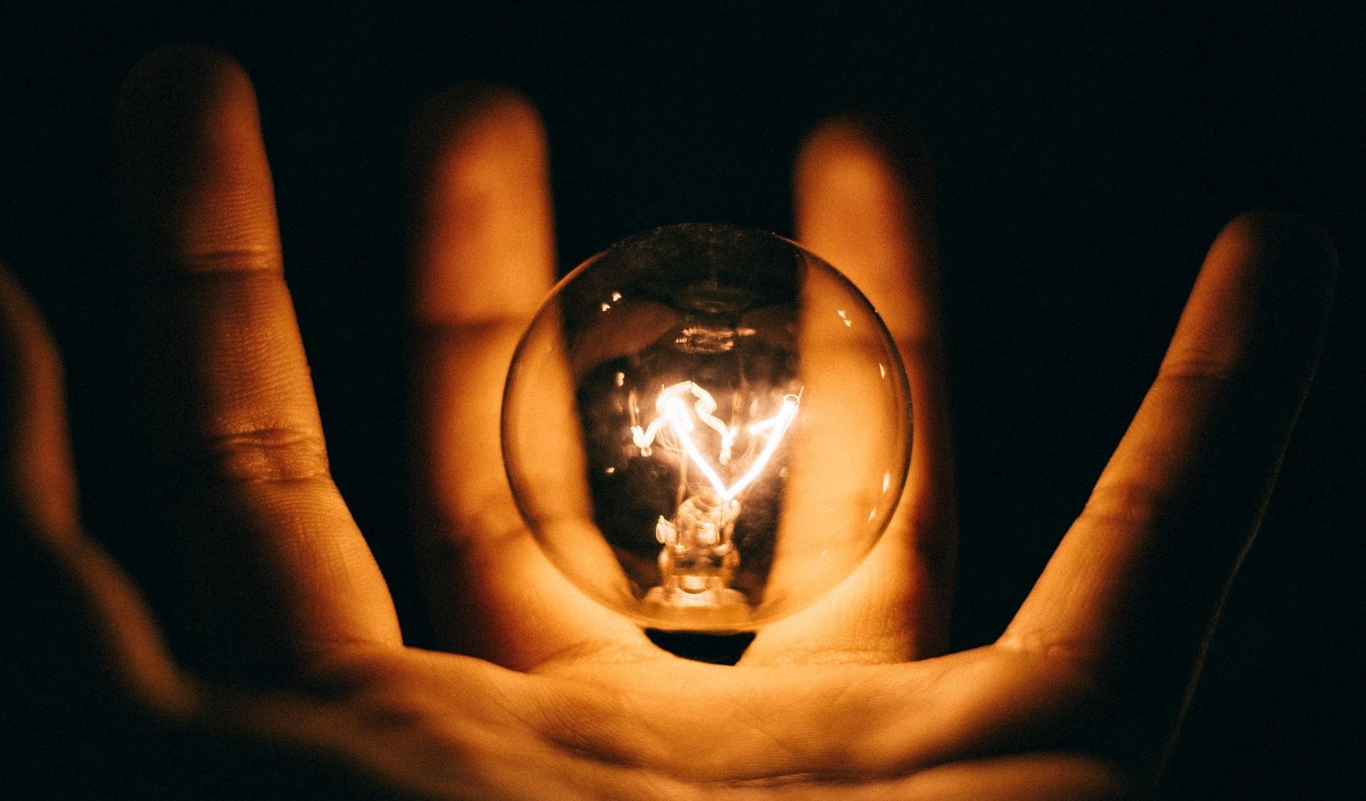 ampoule dans main idée