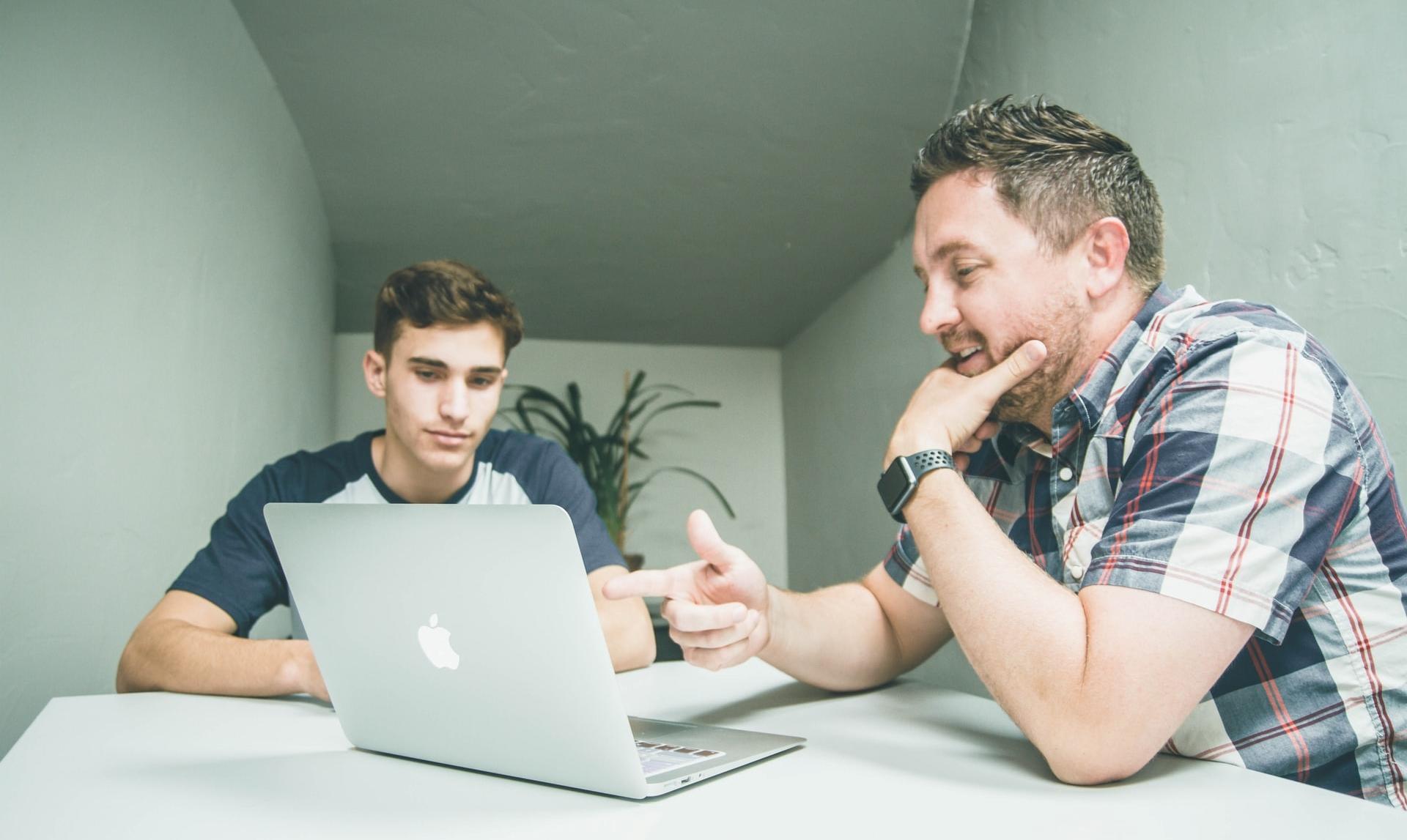 élève du secondaire avec professeur classe