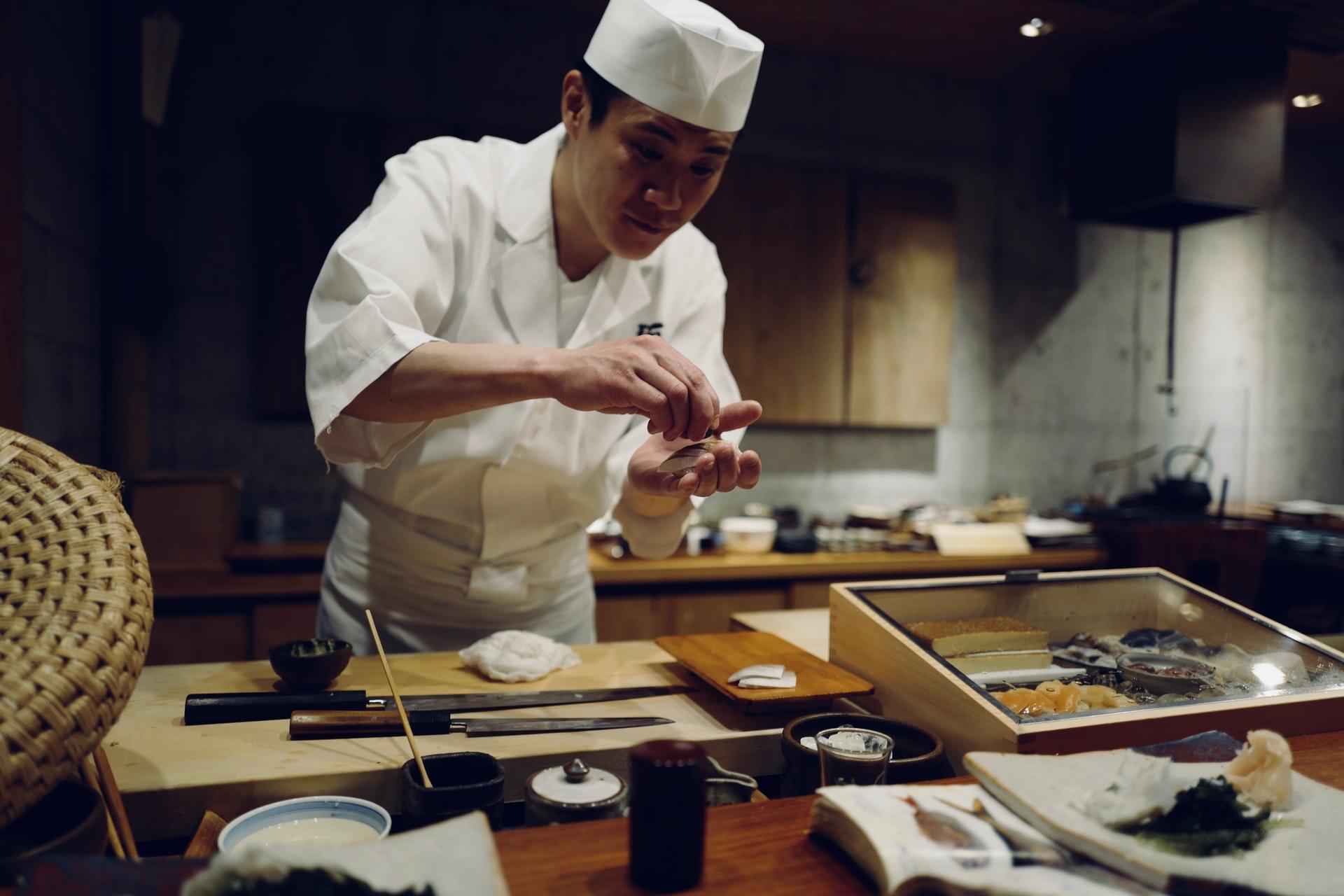 chef japonais préparant des sushis