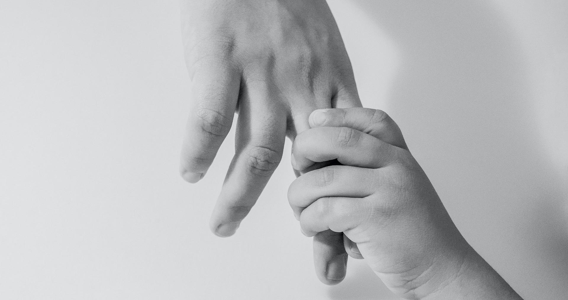 mains enfant adulte confiance