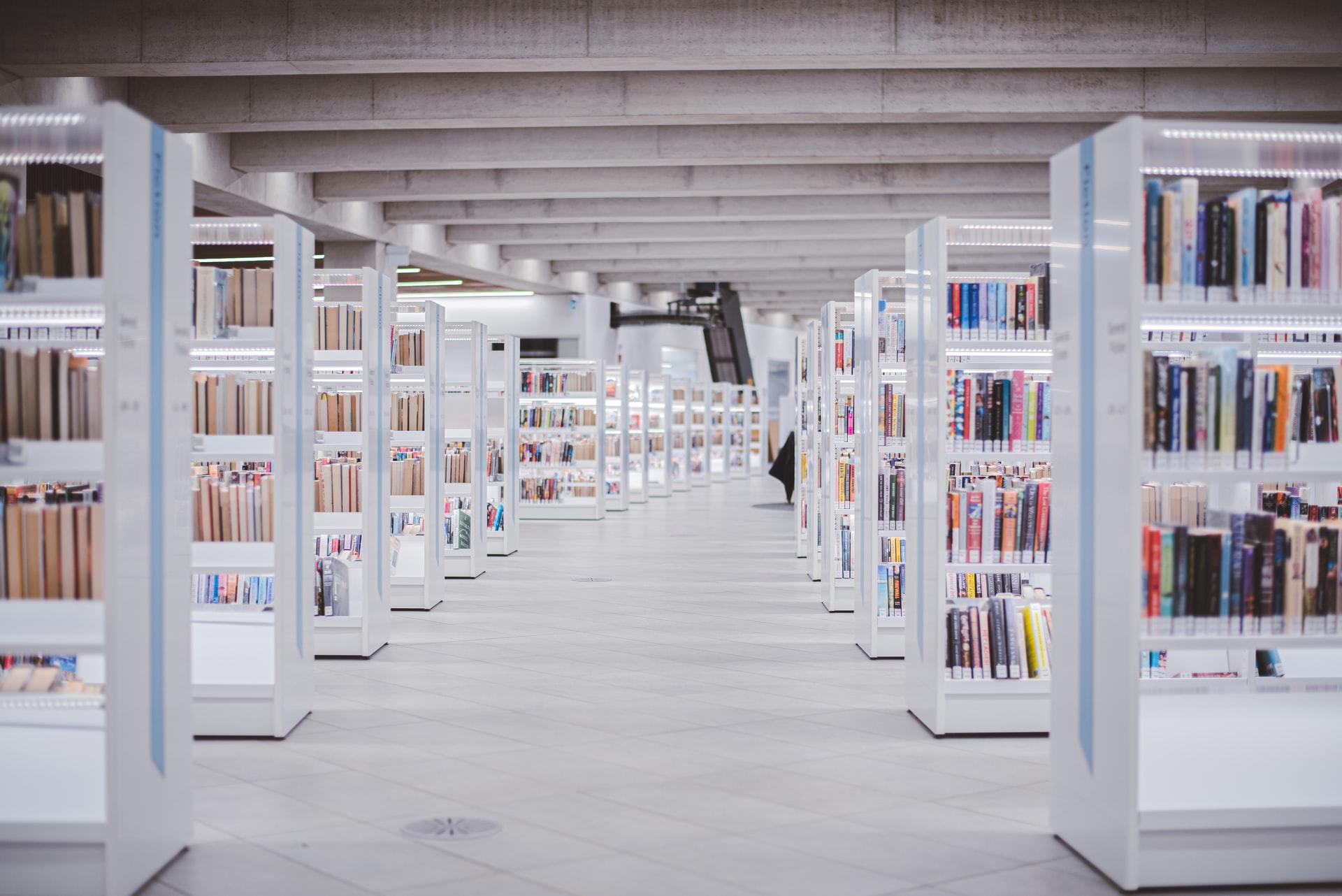 rayons d'une bibliothèque
