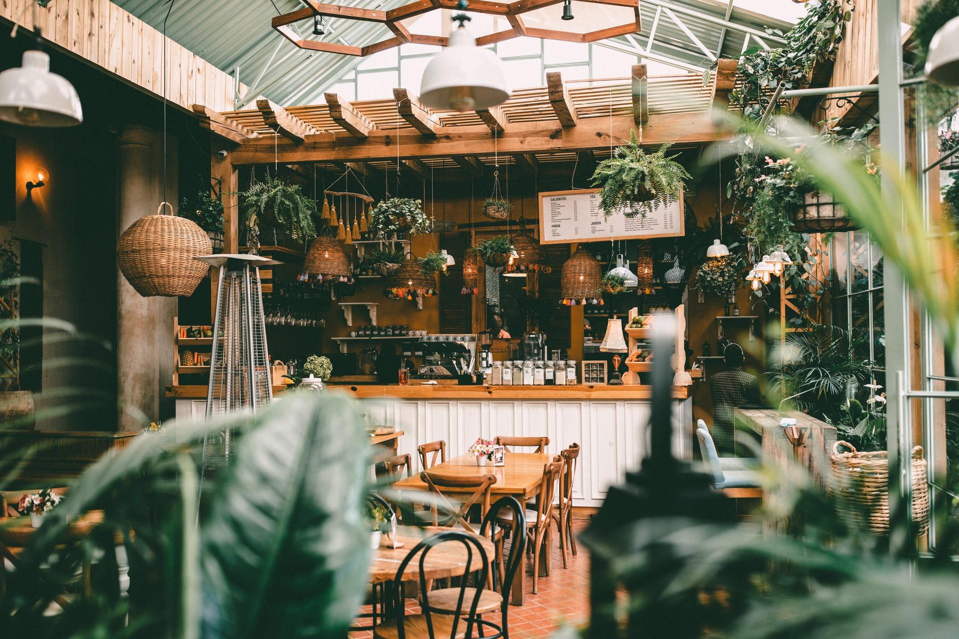 café avec tables et chaises
