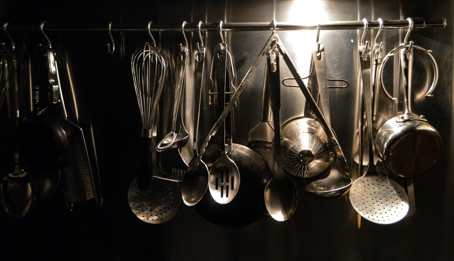 casseroles dans cuisine