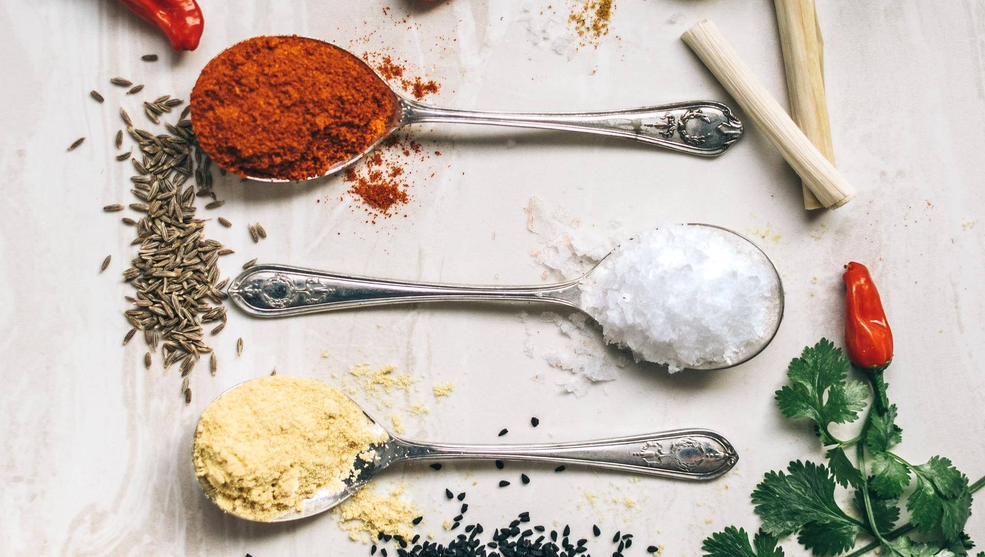 cuillères dans cuisine avec épices
