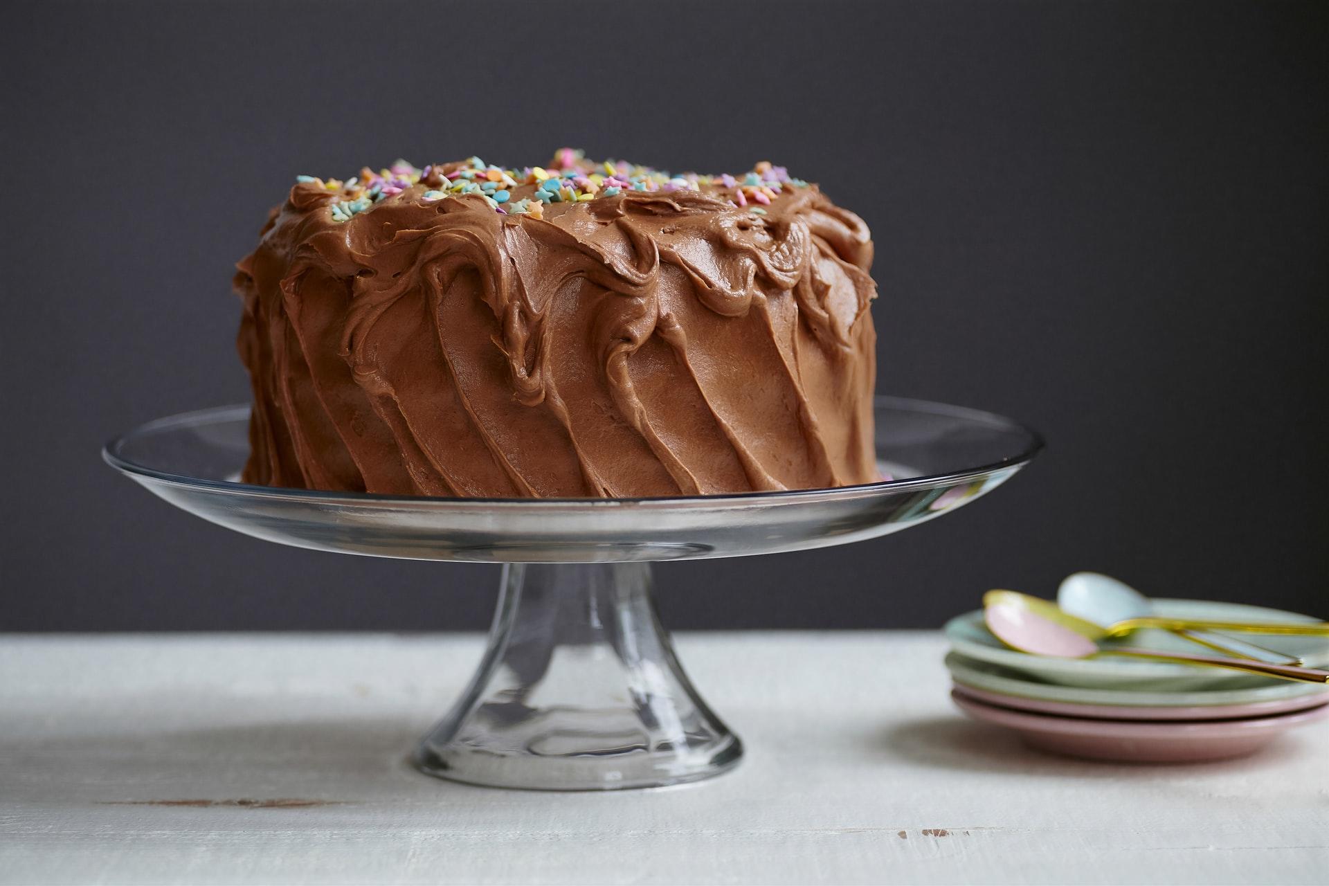 gâteau au chocolat sur plat