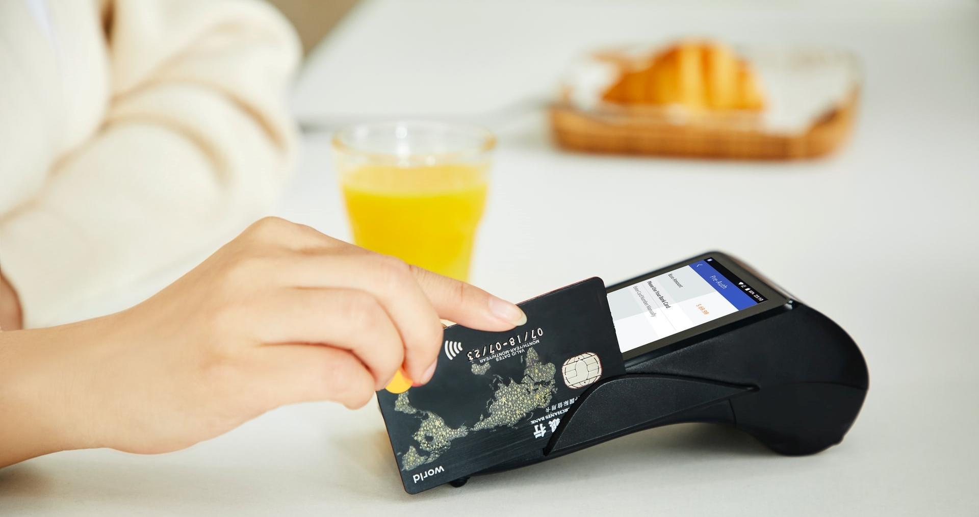 lecteur de carte et main